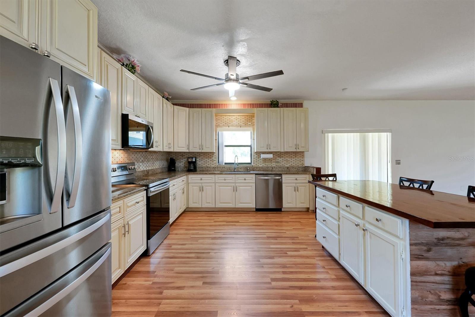 Listing photo id 12 for 4540 Pine Tree Dr