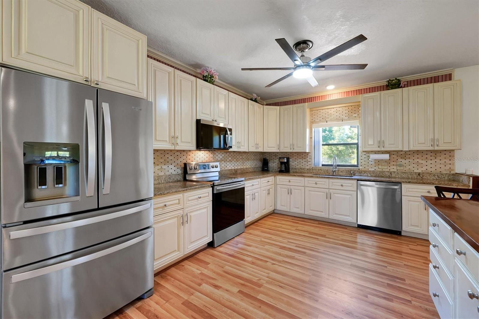 Listing photo id 13 for 4540 Pine Tree Dr