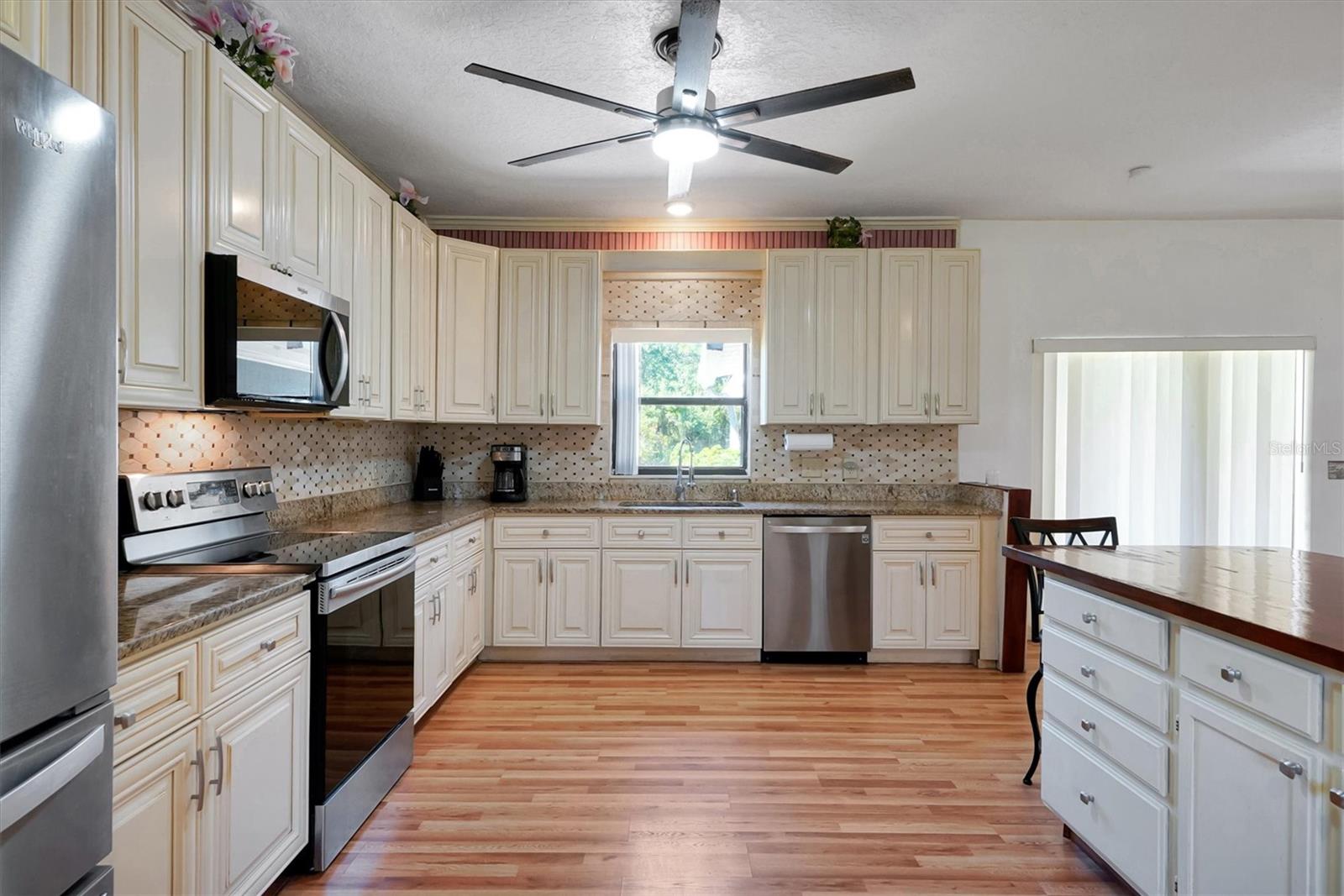 Listing photo id 14 for 4540 Pine Tree Dr