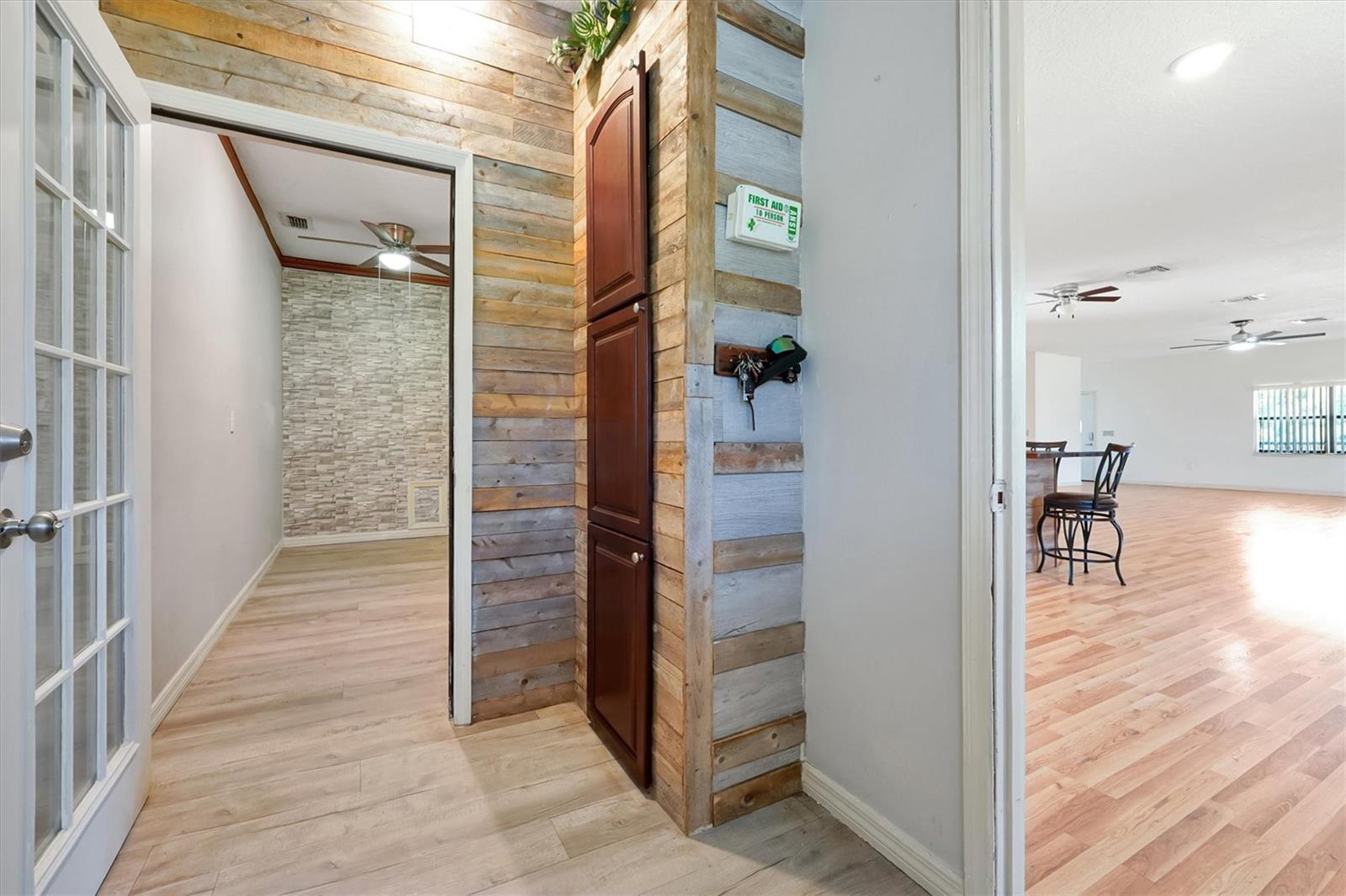 Listing photo id 15 for 4540 Pine Tree Dr