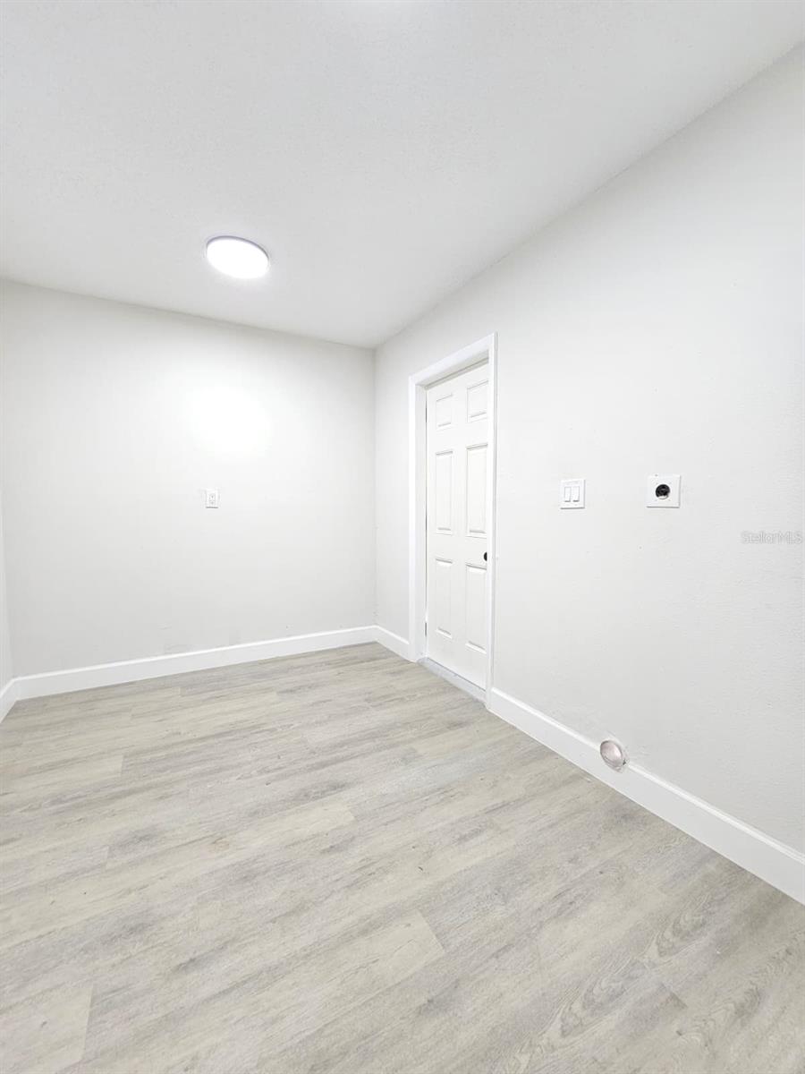 Image 11 of 31 For 733 Bianca Drive Ne