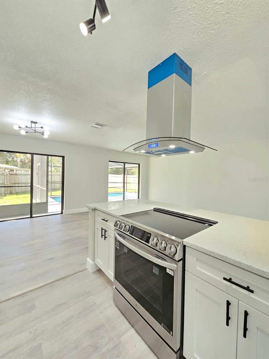 Image 14 of 31 For 733 Bianca Drive Ne