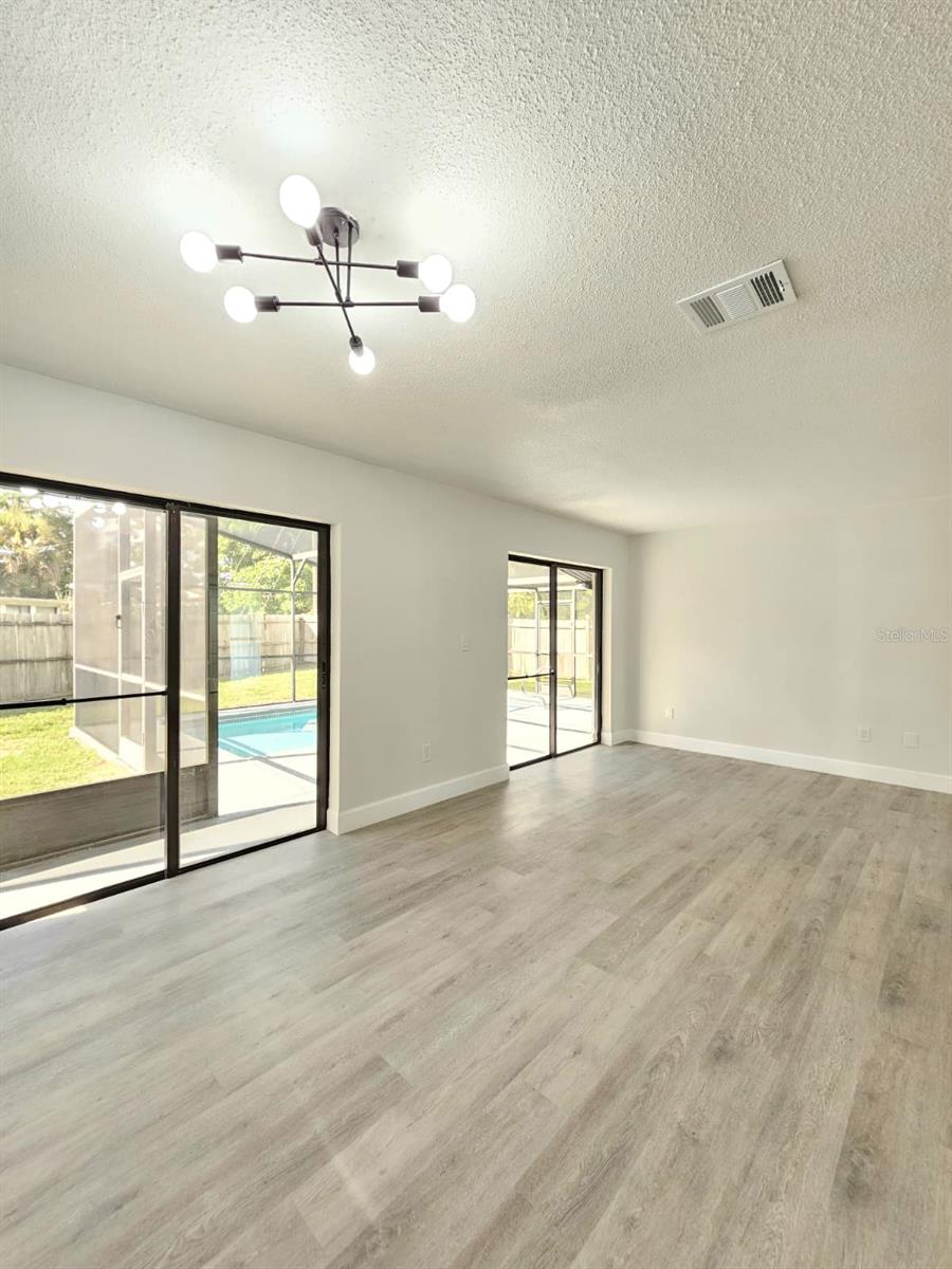 Image 16 of 31 For 733 Bianca Drive Ne