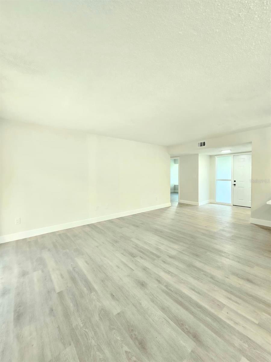 Image 18 of 31 For 733 Bianca Drive Ne