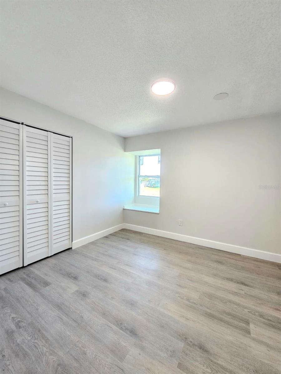 Image 22 of 31 For 733 Bianca Drive Ne