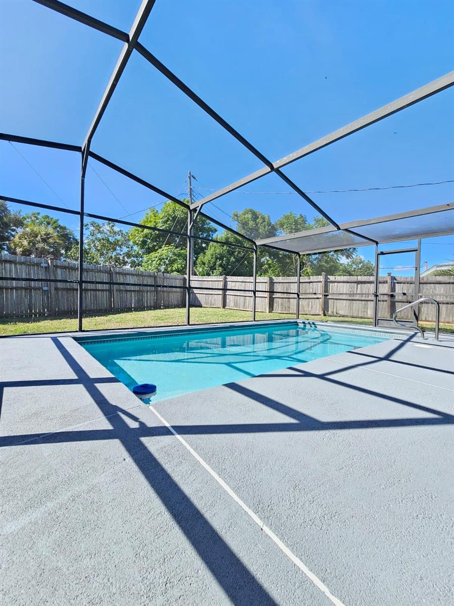 Image 27 of 31 For 733 Bianca Drive Ne