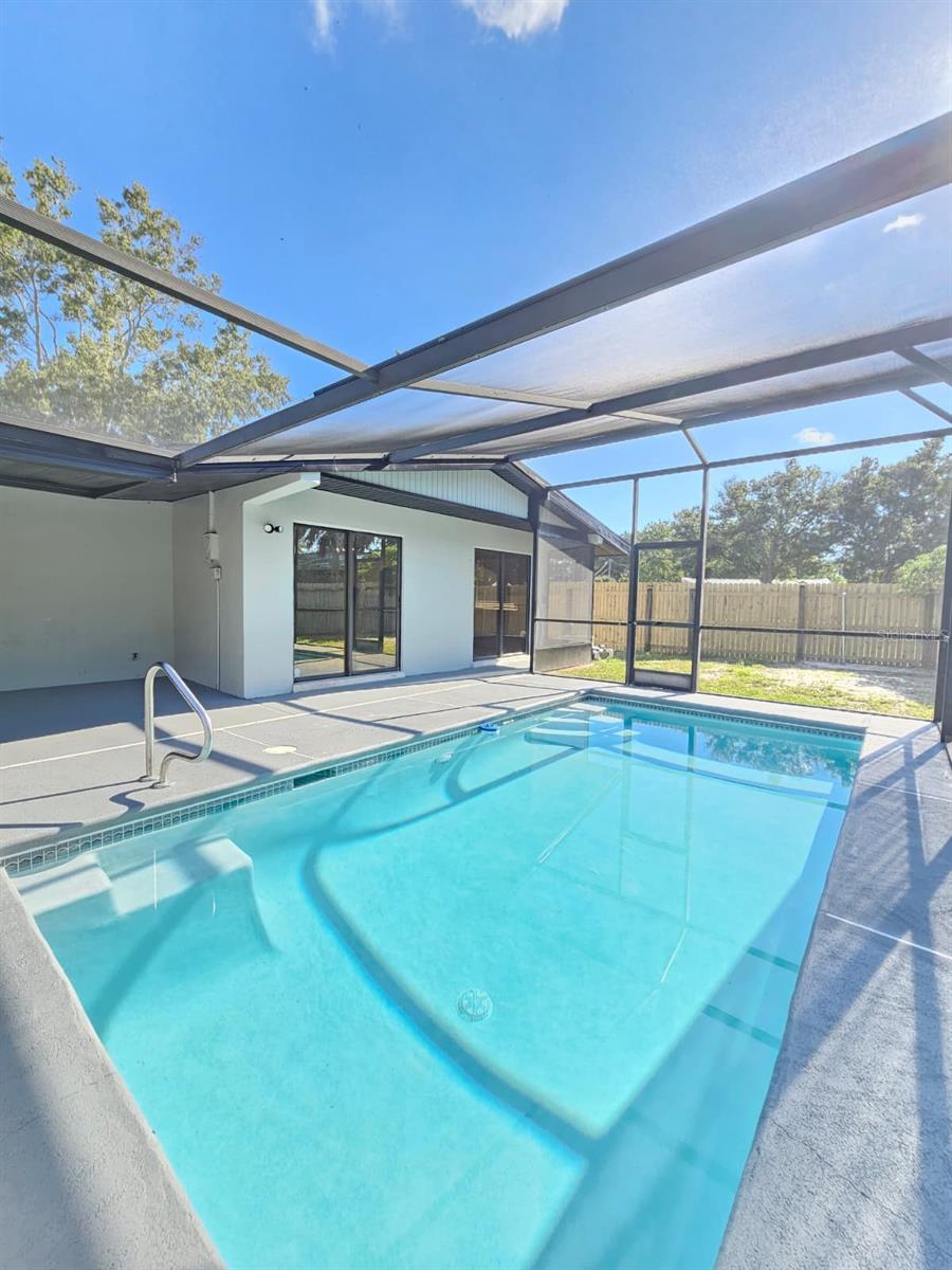 Image 28 of 31 For 733 Bianca Drive Ne