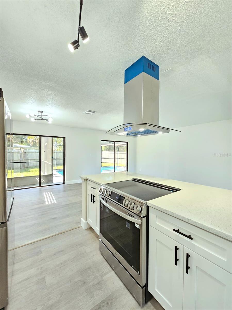 Image 9 of 31 For 733 Bianca Drive Ne