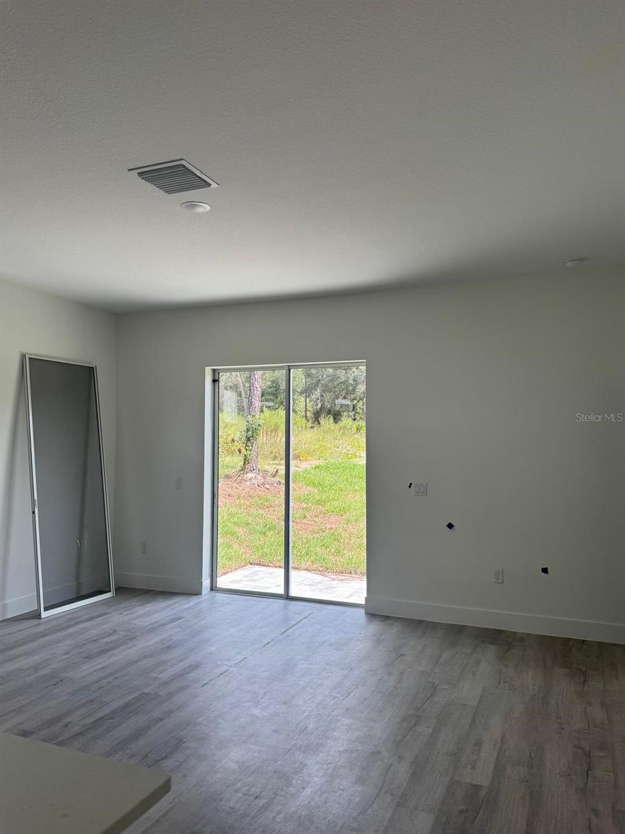 Listing photo id 11 for 9187-9189 Travis Drive 9189