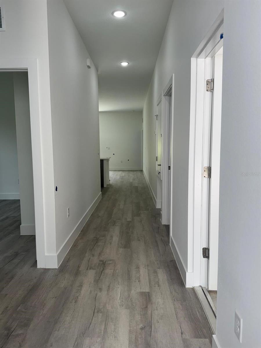 Listing photo id 4 for 9187-9189 Travis Drive 9189
