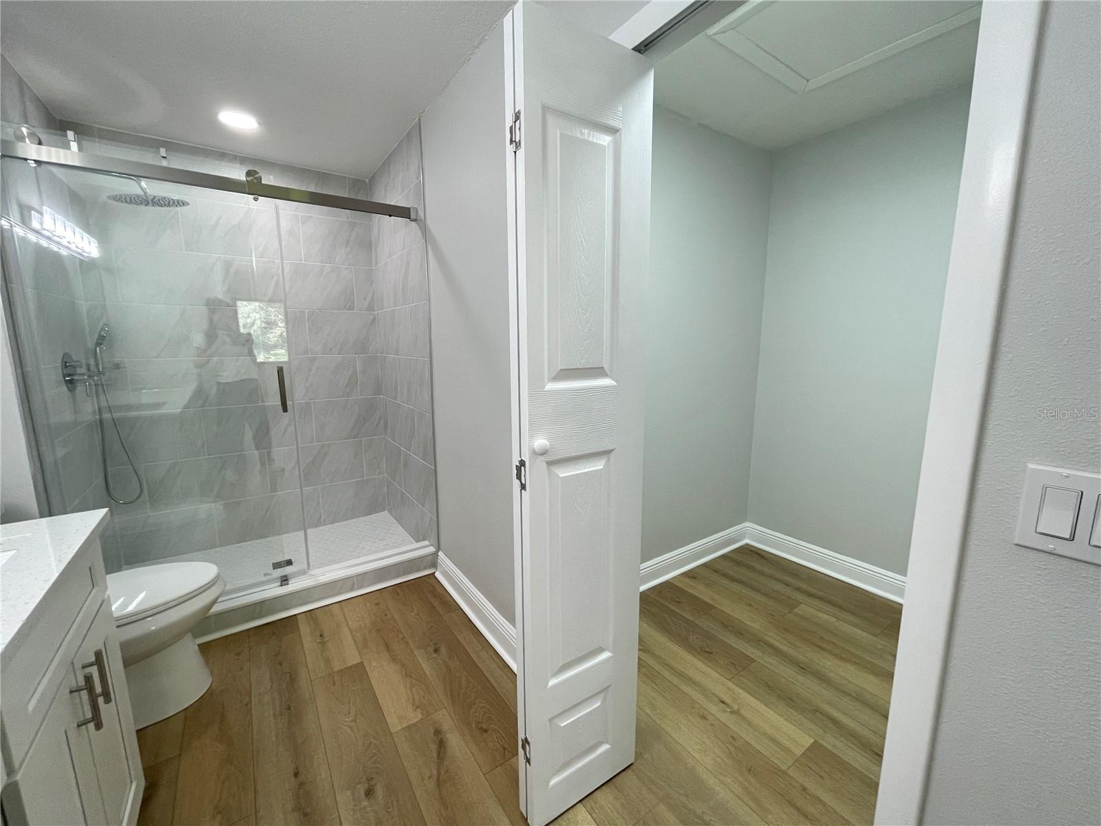 Image 22 of 30 For 5395 Vineland Road S