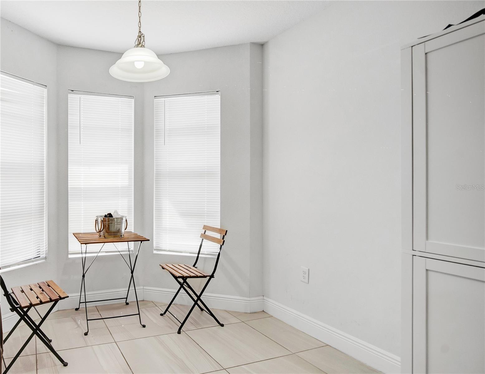 Image 9 of 29 For 1860 Foxhall Circle