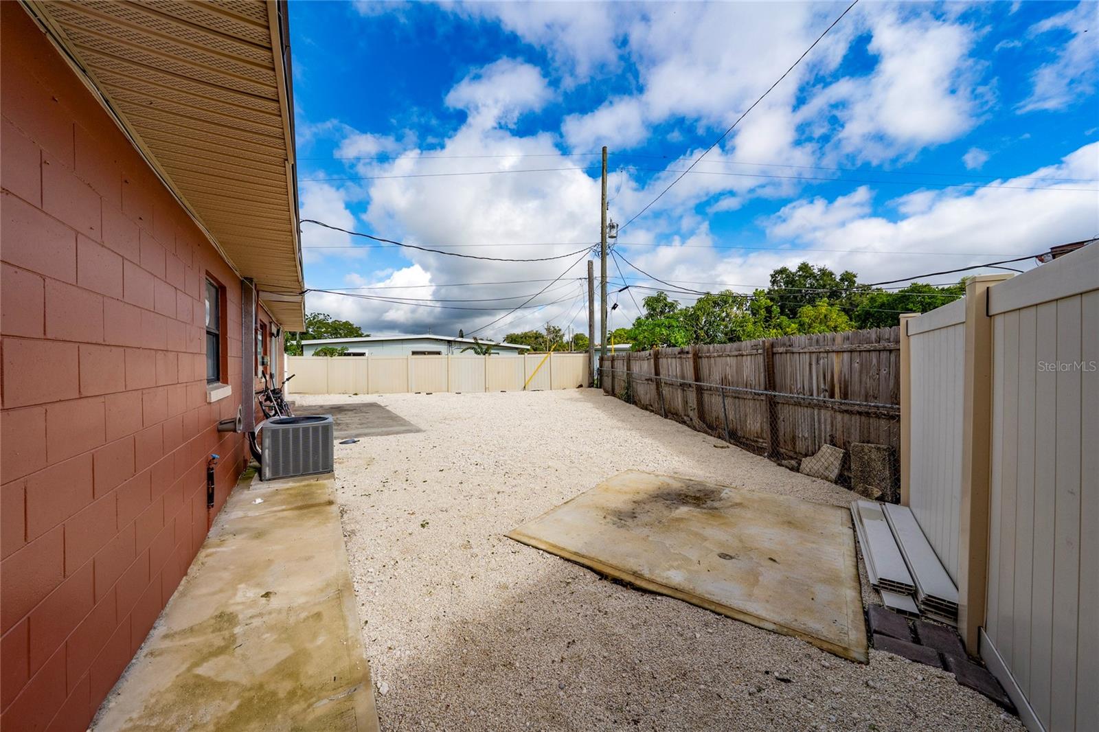 Image 20 of 29 For 635 Yucatan Drive