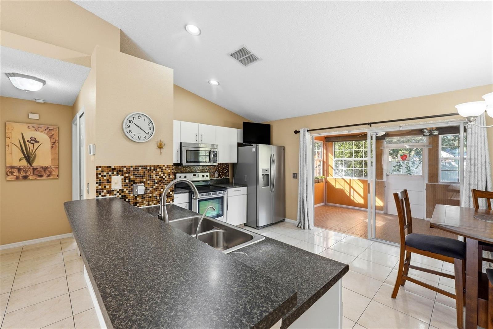 Image 12 of 44 For 904 San Carlos Way