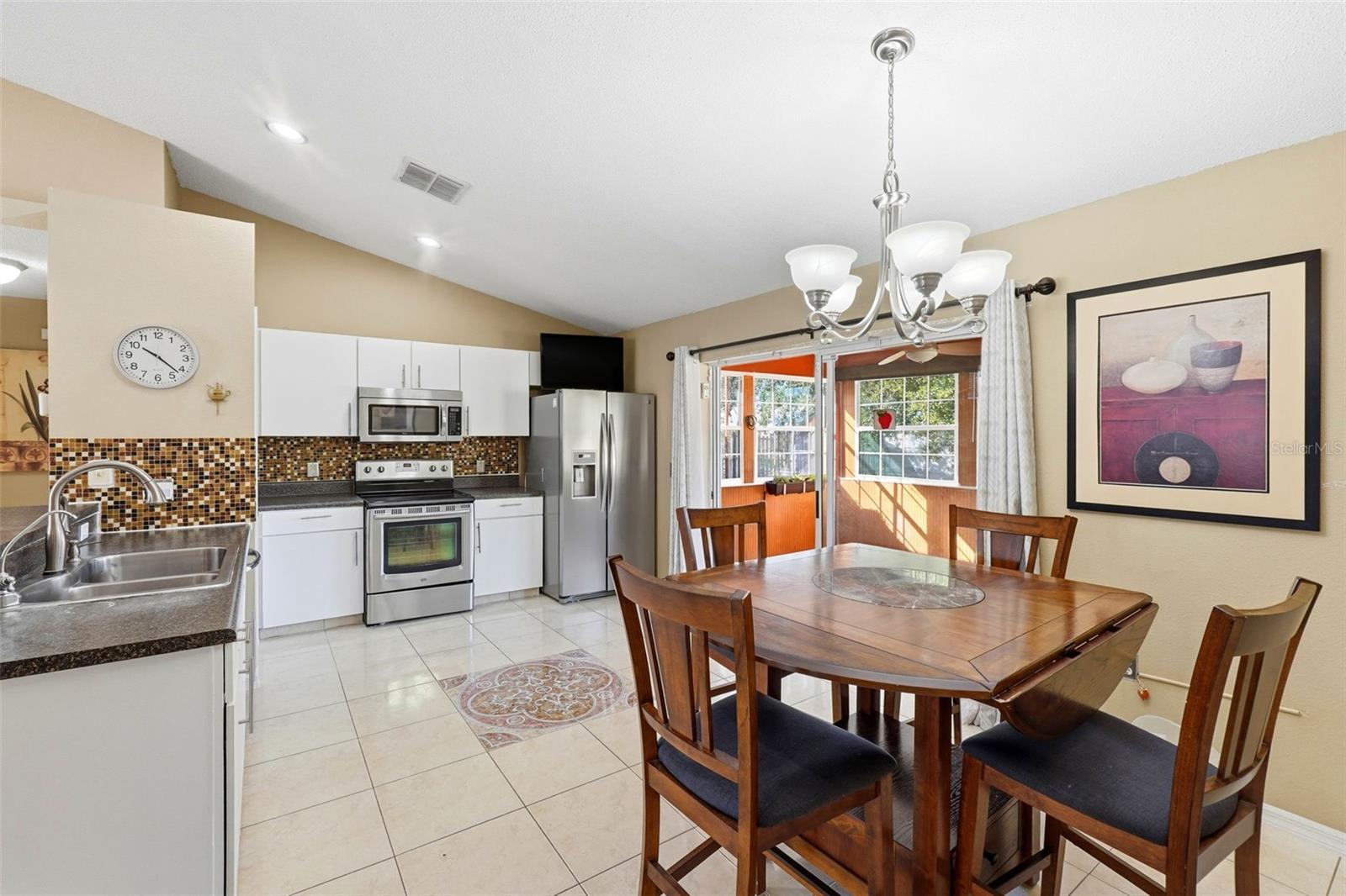 Image 13 of 44 For 904 San Carlos Way