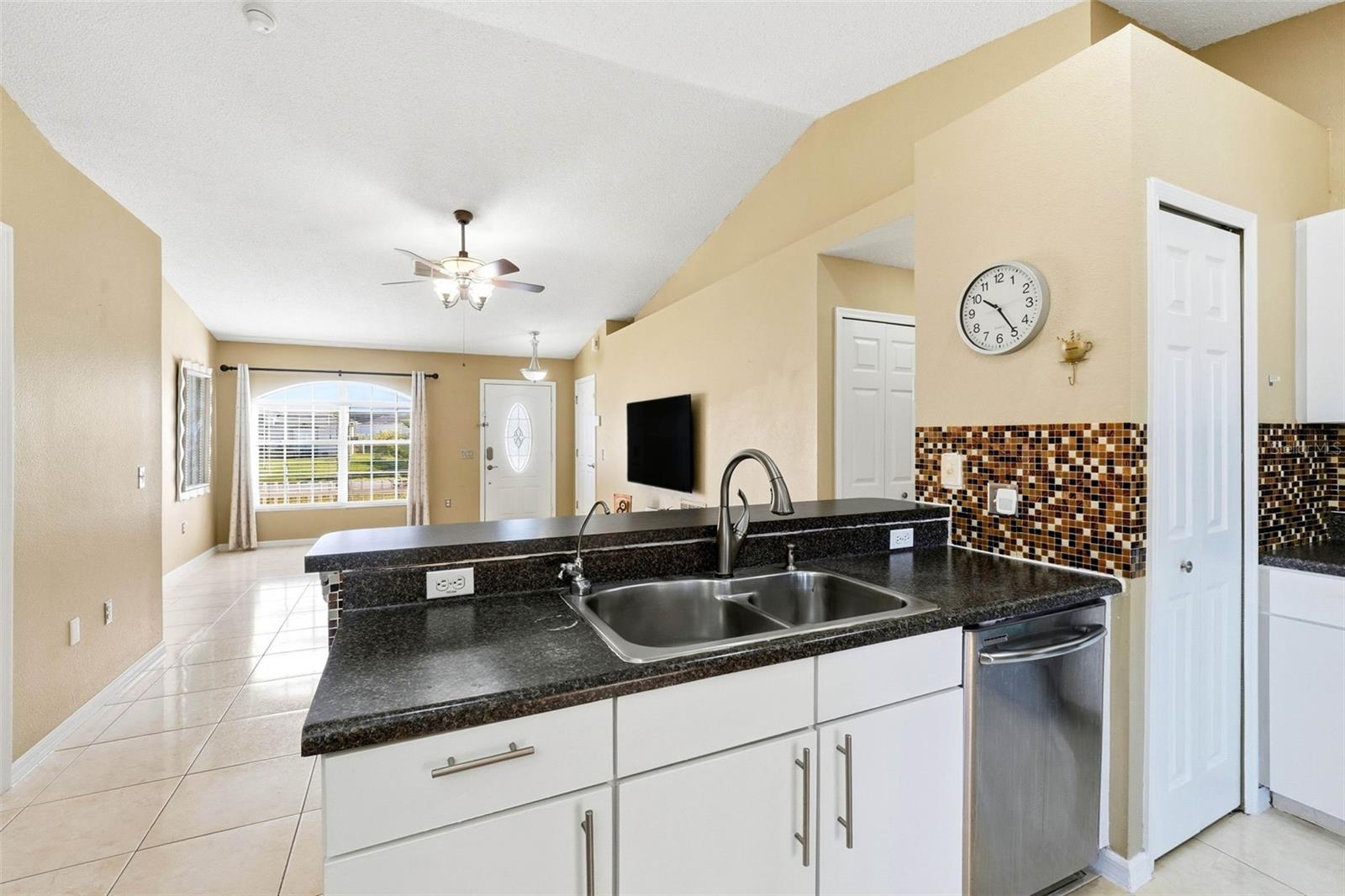 Image 14 of 44 For 904 San Carlos Way