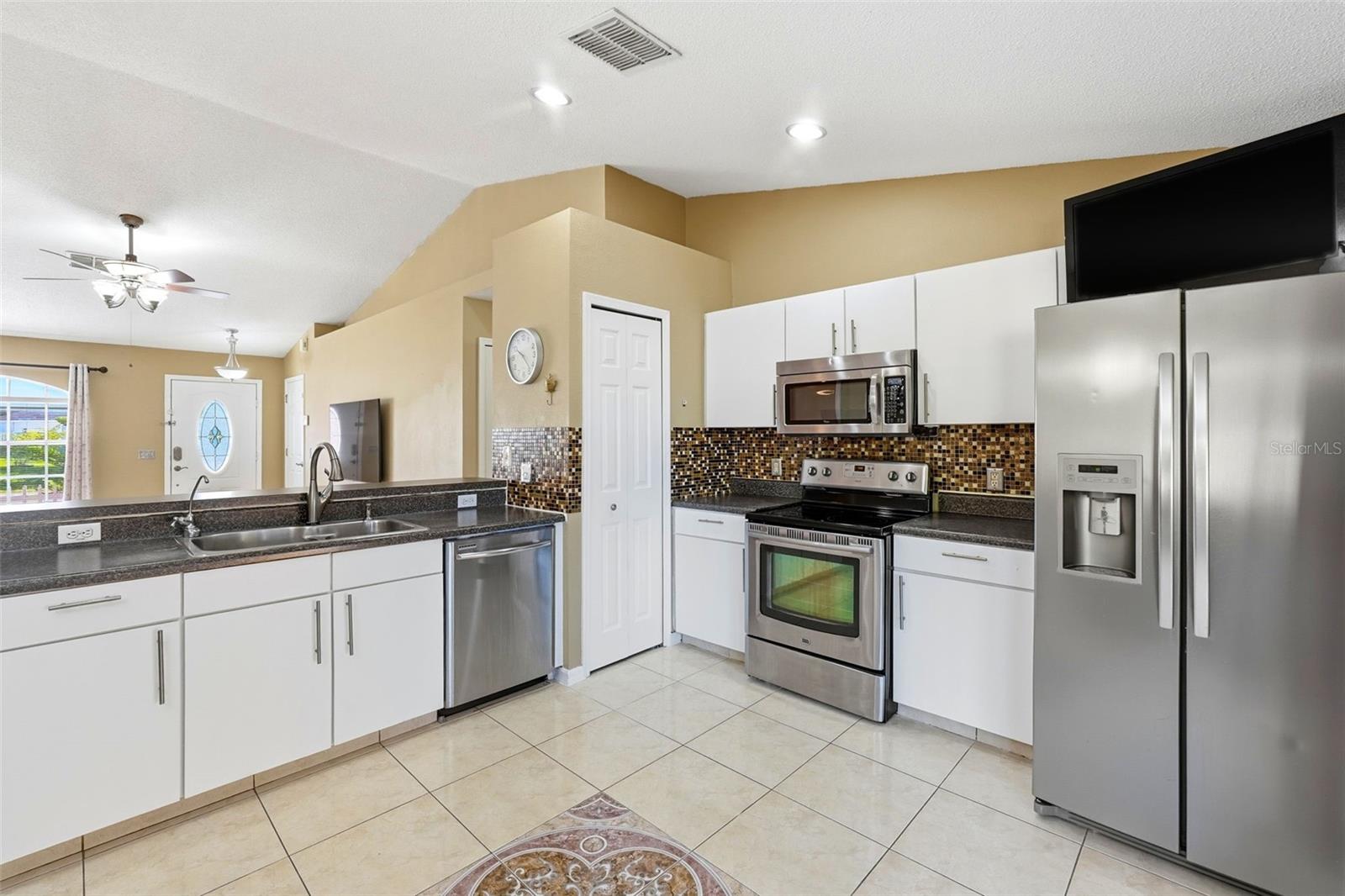 Image 15 of 44 For 904 San Carlos Way