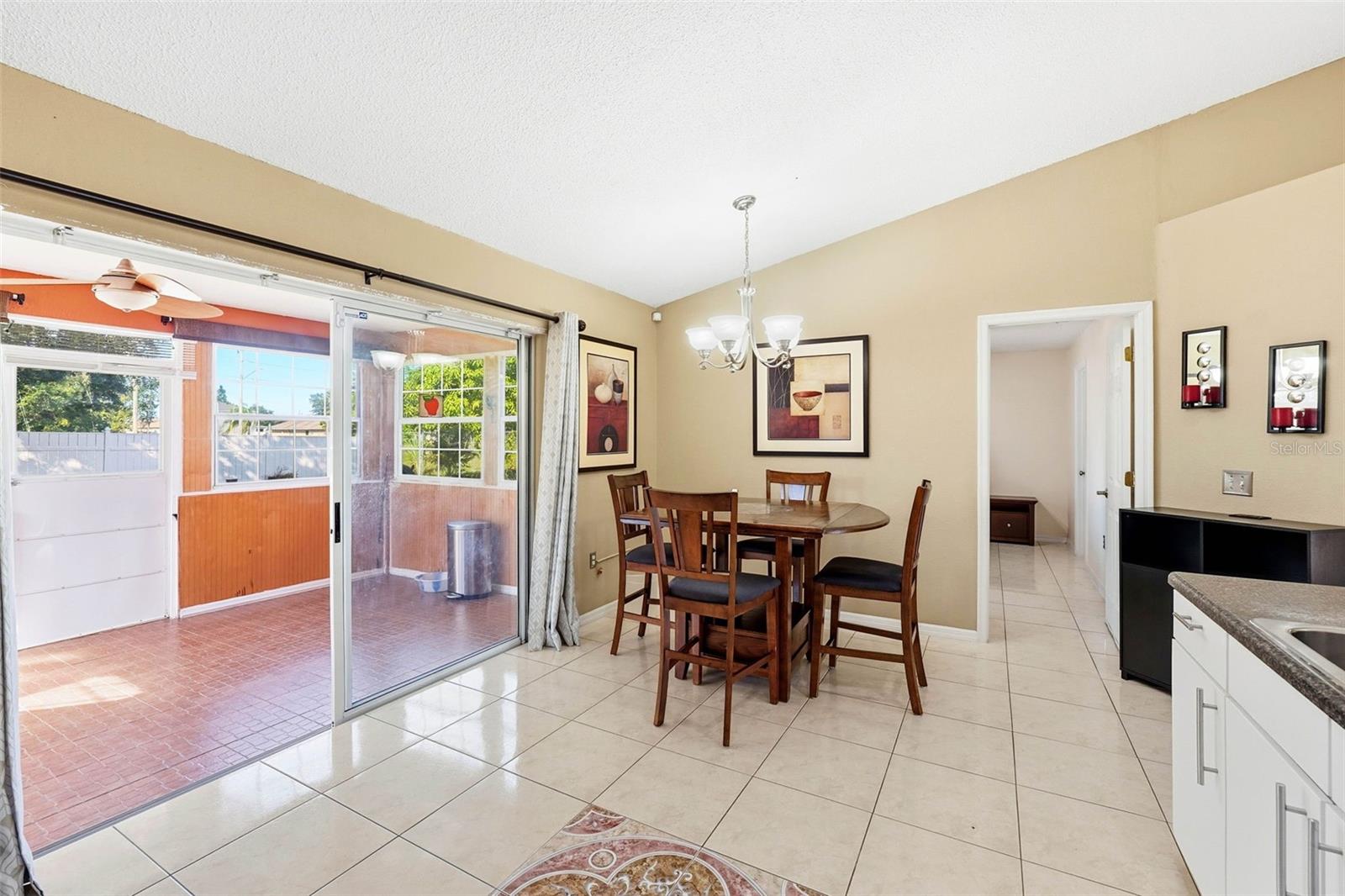 Image 17 of 44 For 904 San Carlos Way