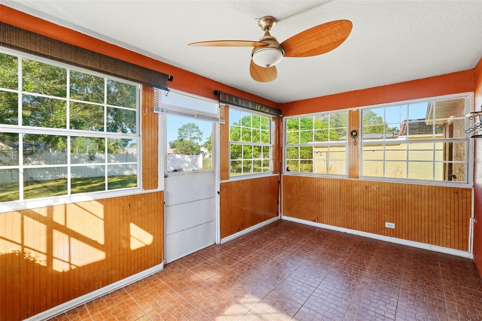 Image 31 of 44 For 904 San Carlos Way