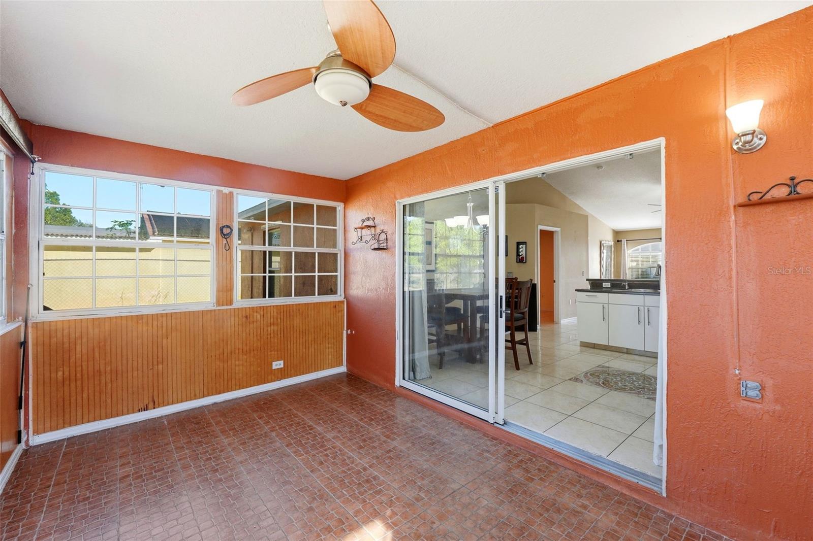 Image 32 of 44 For 904 San Carlos Way