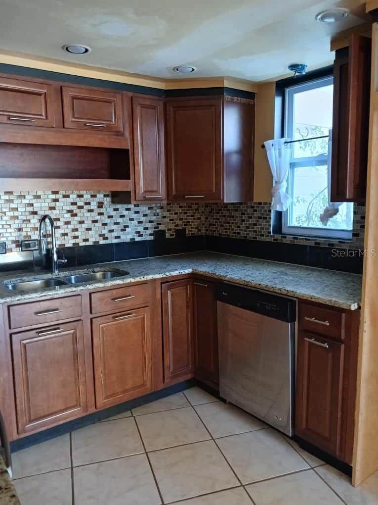 Image 10 of 51 For 417 Club Circle