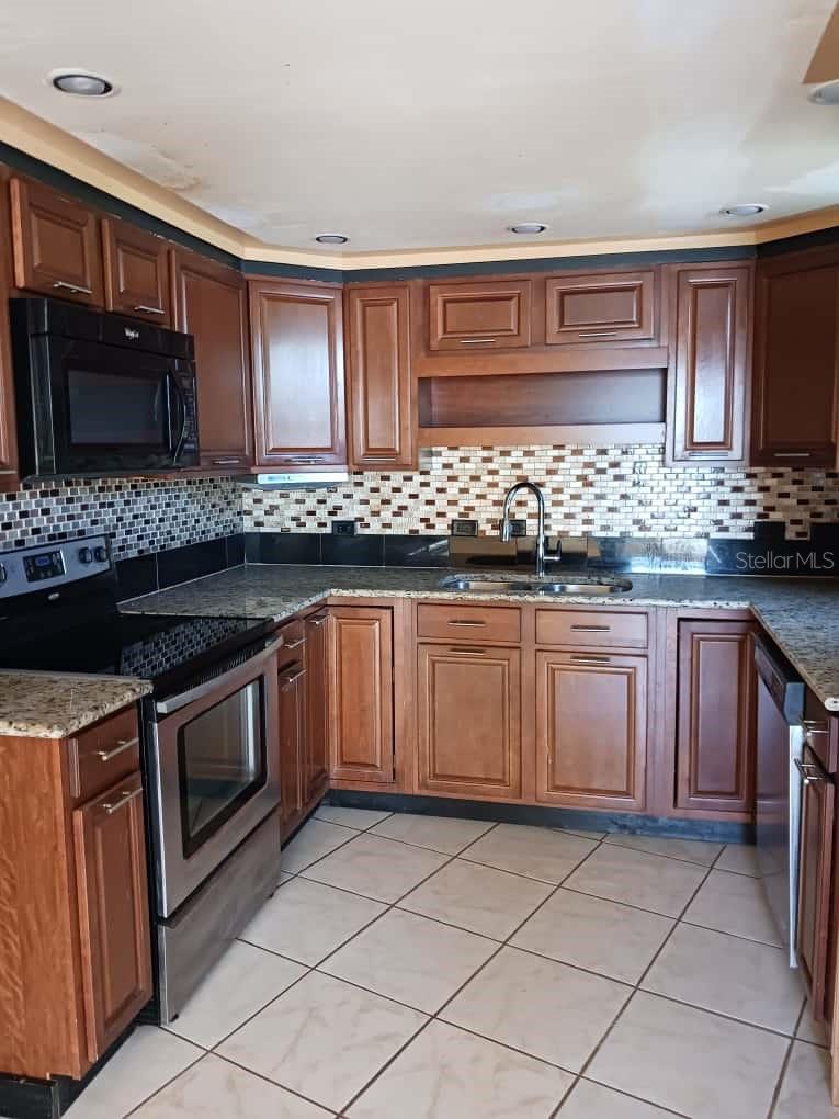 Image 11 of 51 For 417 Club Circle