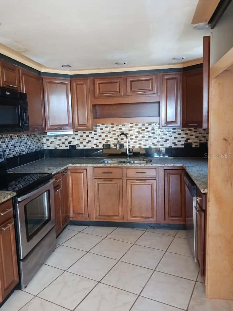 Image 12 of 51 For 417 Club Circle