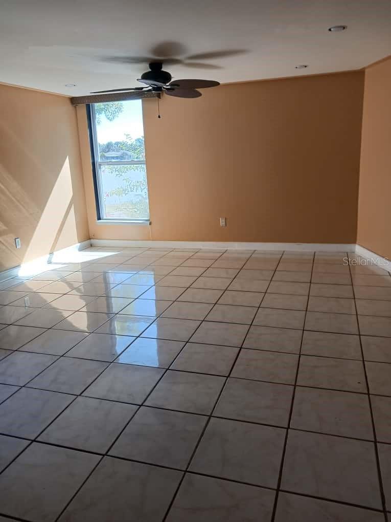 Image 4 of 51 For 417 Club Circle