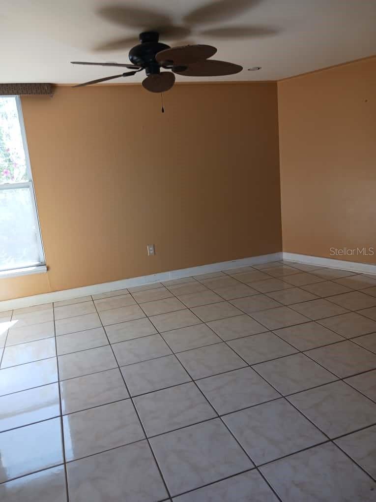 Image 5 of 51 For 417 Club Circle