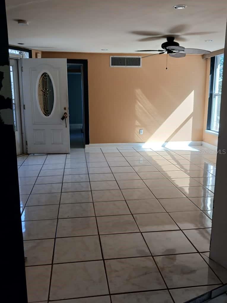 Image 6 of 51 For 417 Club Circle