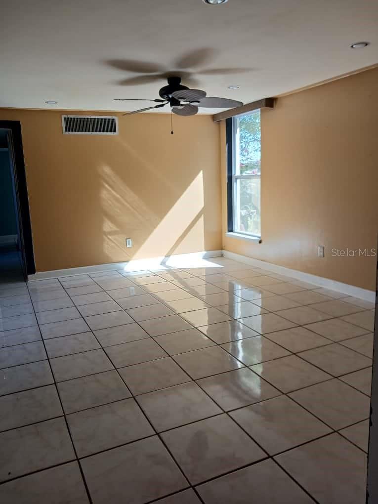 Image 7 of 51 For 417 Club Circle