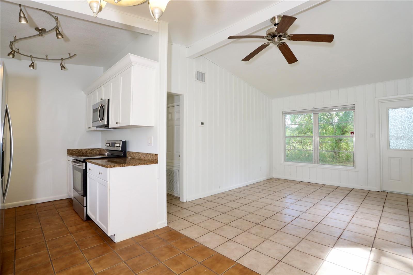 Image 8 of 18 For 1151 Davis Street