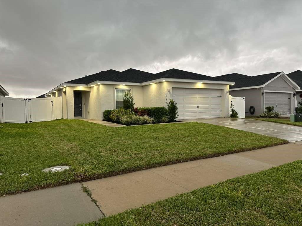 Image 4 of 28 For 2014 Dexter Street