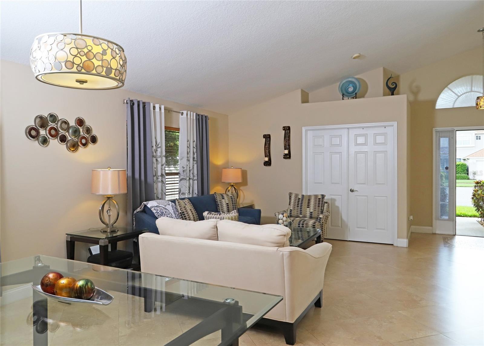 Image 22 of 47 For 467 Tess Court