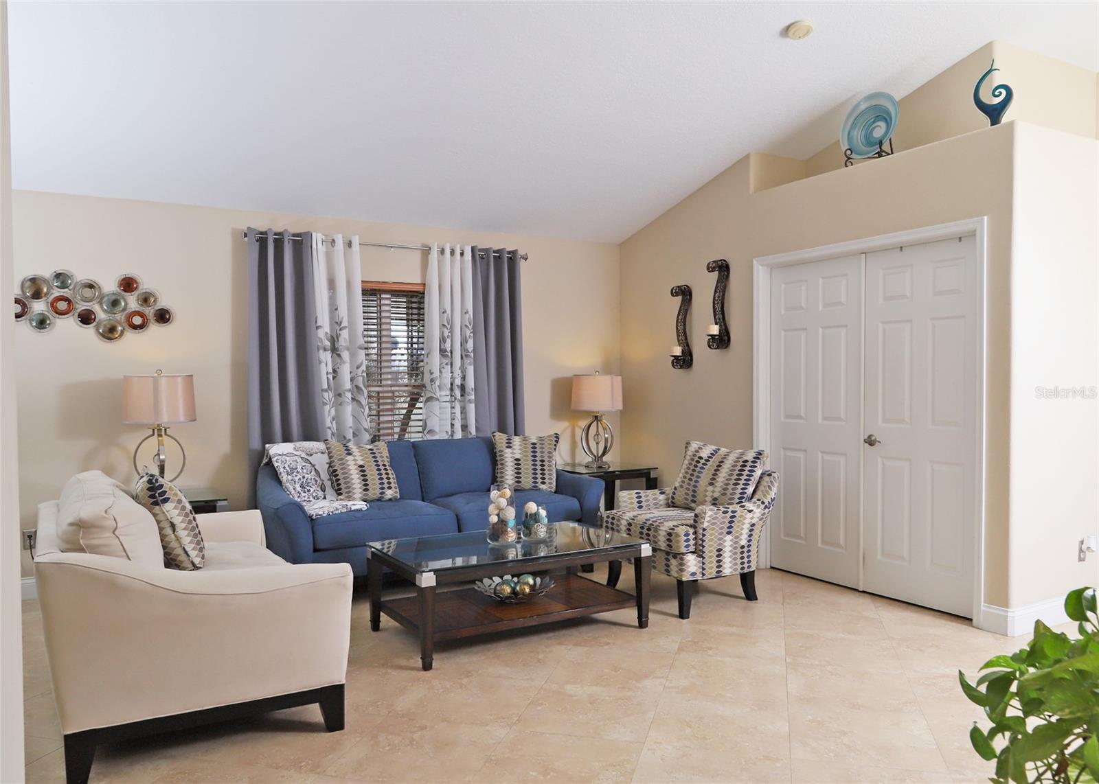 Image 26 of 47 For 467 Tess Court