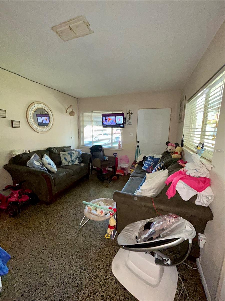 Image 4 of 20 For 2515 Beaumont Avenue