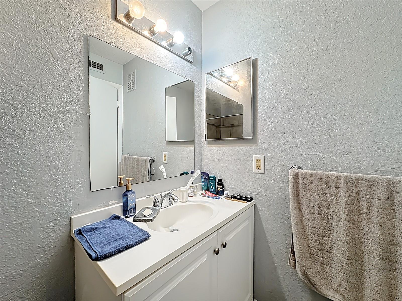 Image 21 of 34 For 4401 Thornbriar Lane 105