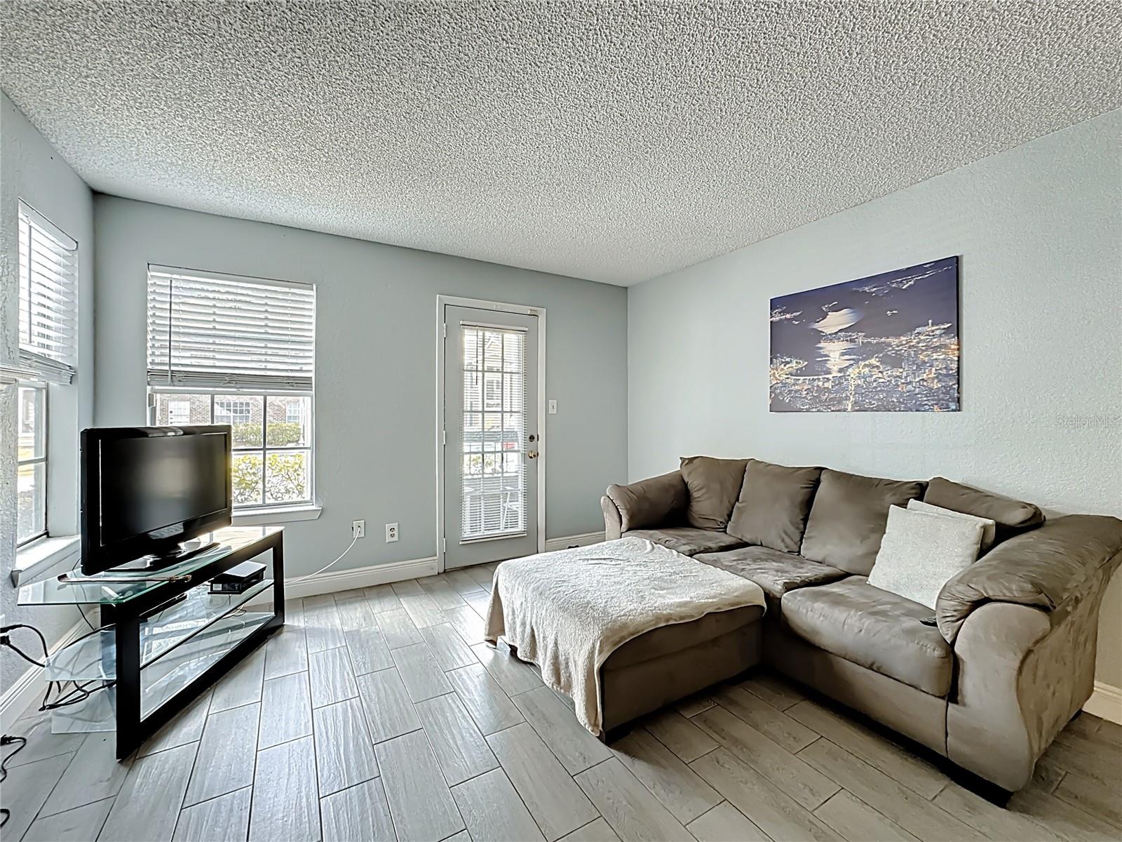 Image 5 of 34 For 4401 Thornbriar Lane 105