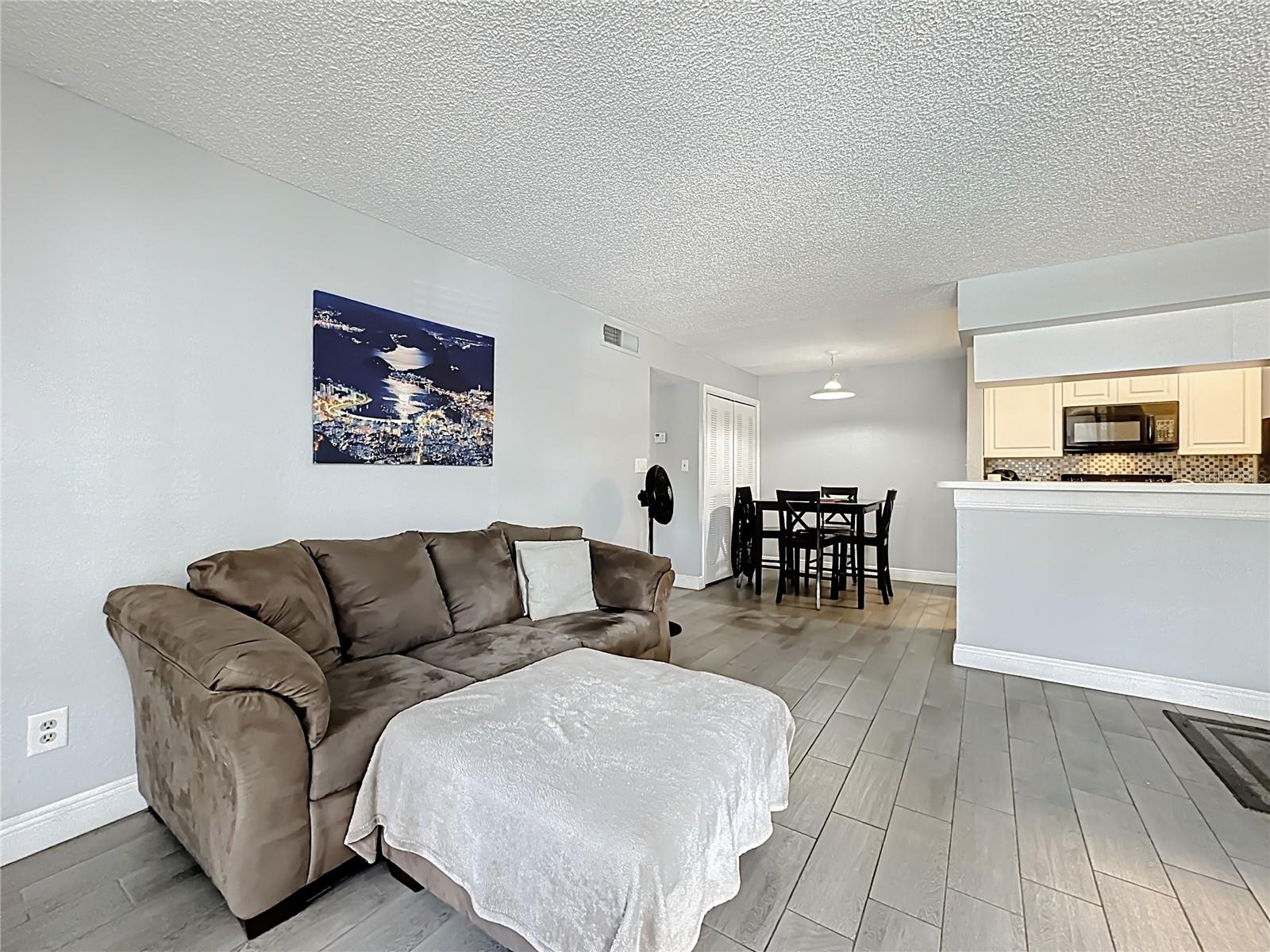 Image 6 of 34 For 4401 Thornbriar Lane 105