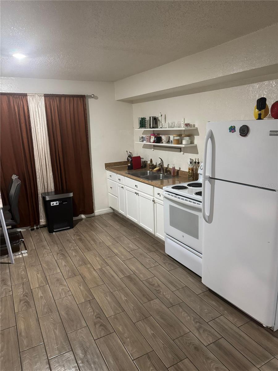 Image 4 of 12 For 711 Michigan Court 3