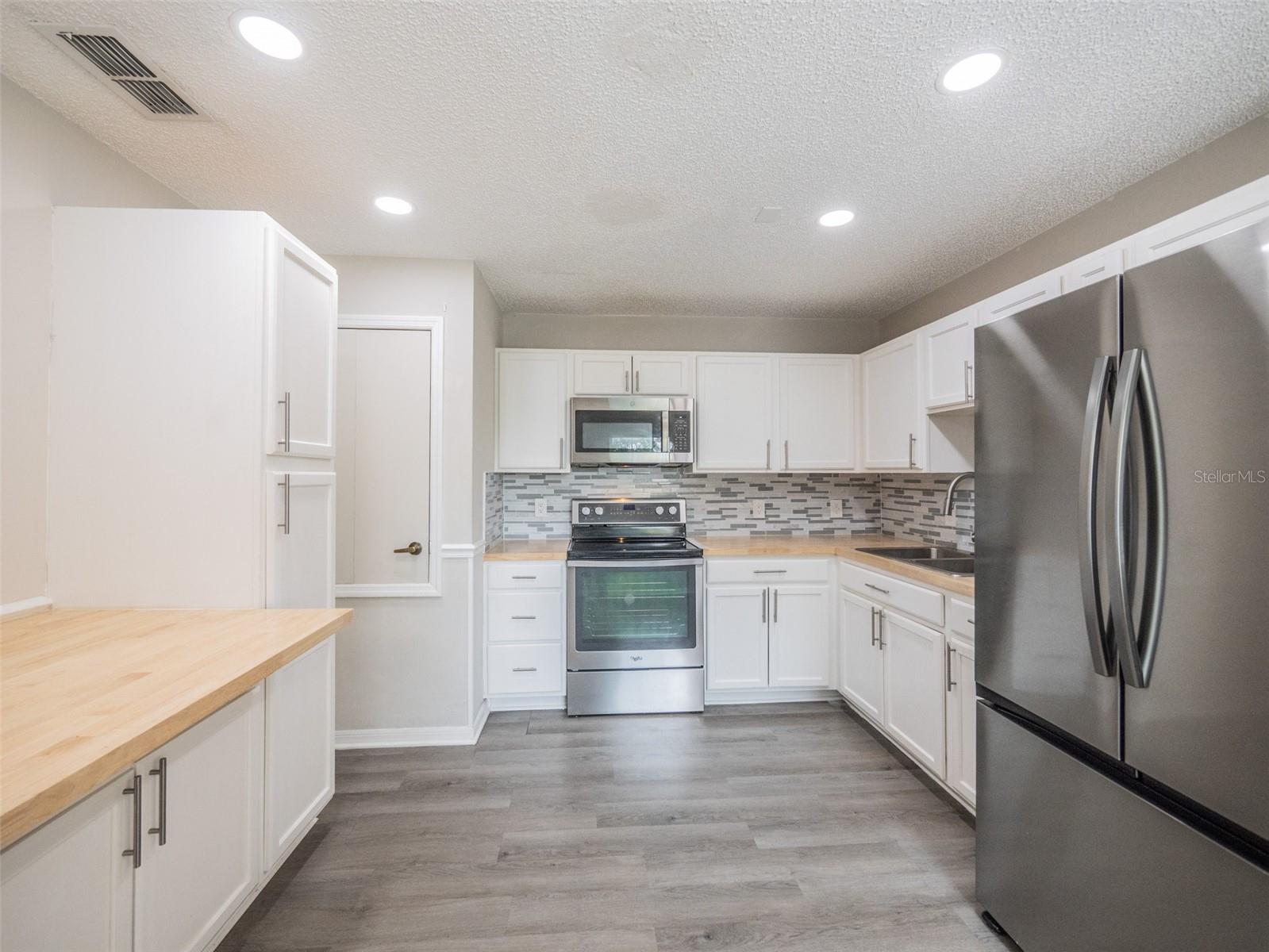 Image 18 of 35 For 746-748 Mink Ct