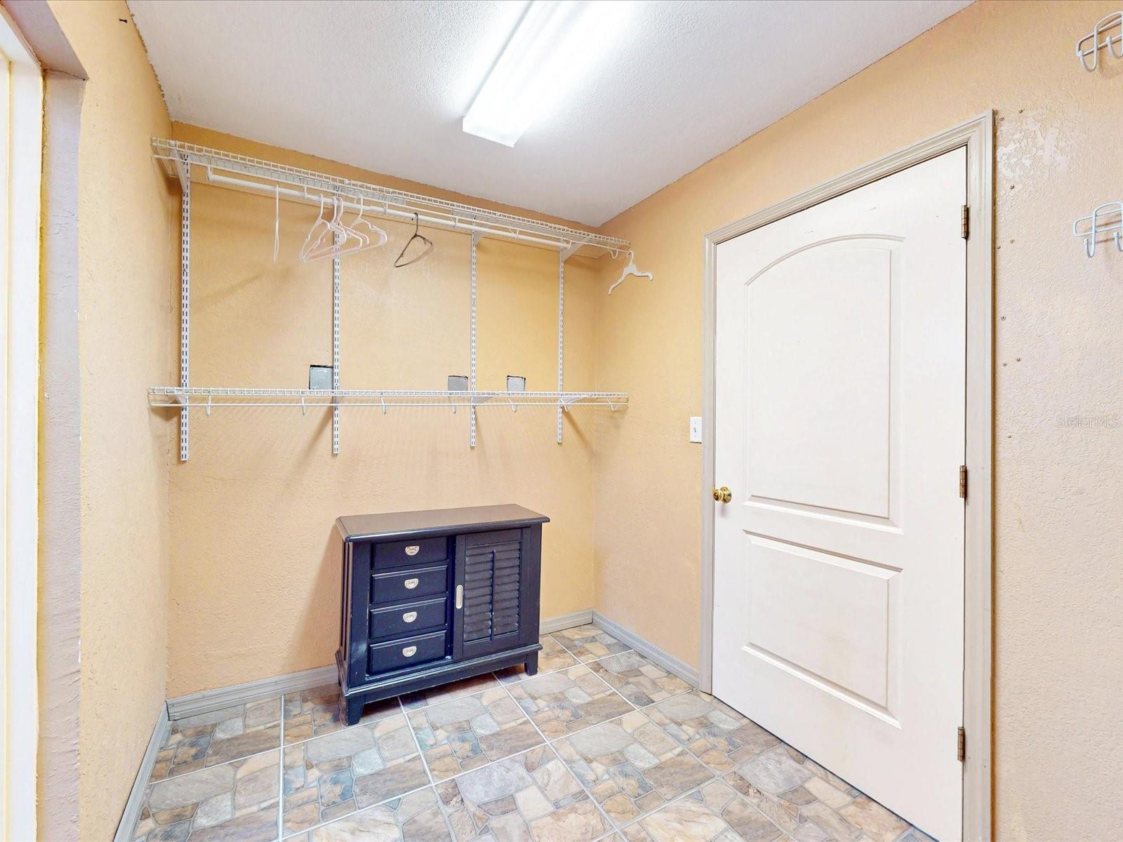 Image 23 of 36 For 2502 Beaumont Avenue