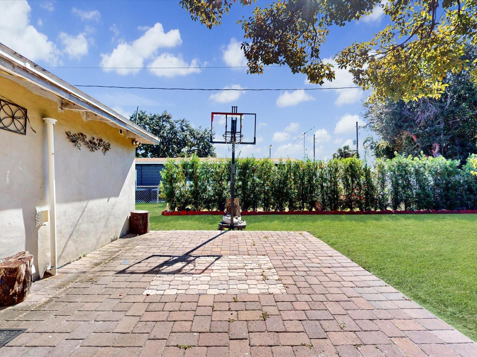 Image 29 of 36 For 2502 Beaumont Avenue