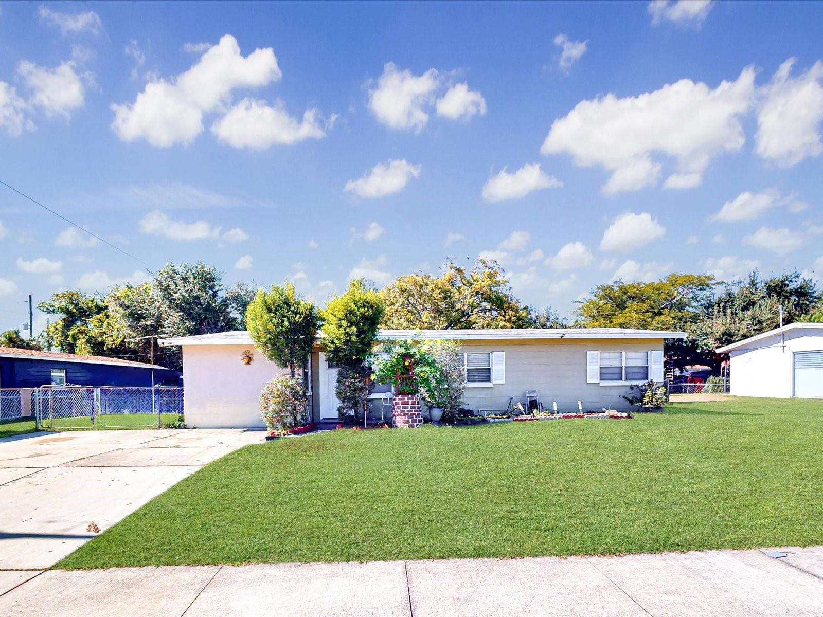 Image 4 of 36 For 2502 Beaumont Avenue