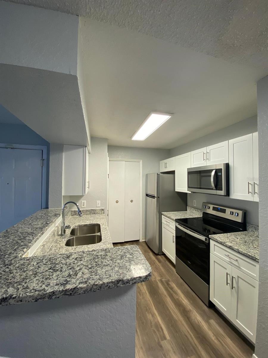 Image 6 of 14 For 4400 Thornbriar Lane 205