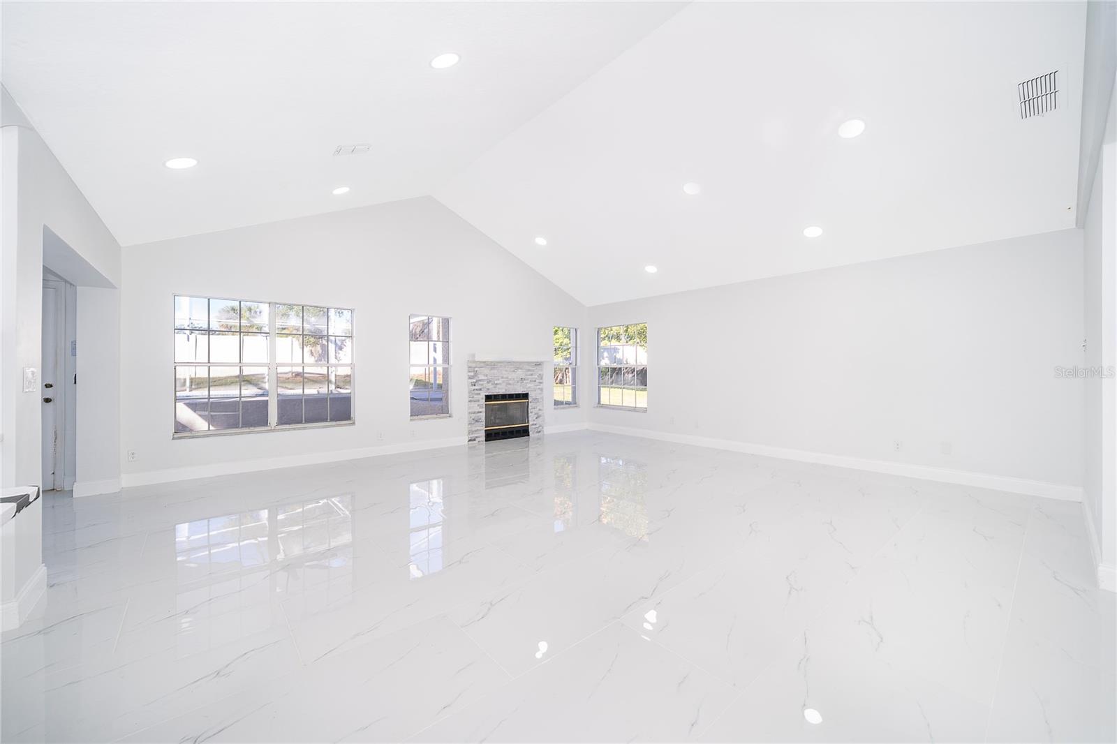 Image 19 of 41 For 1250 Glenmore Drive