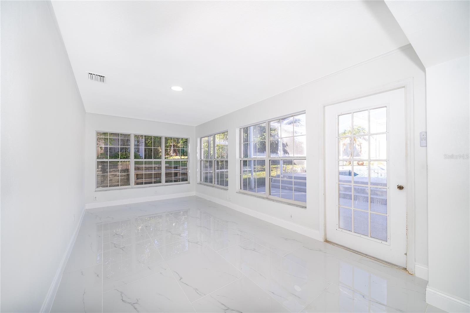 Image 21 of 41 For 1250 Glenmore Drive