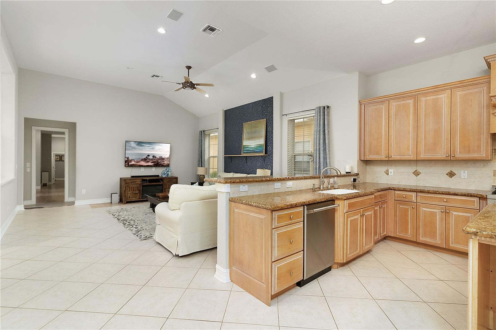 Listing photo id 10 for 216 Eastpark Drive