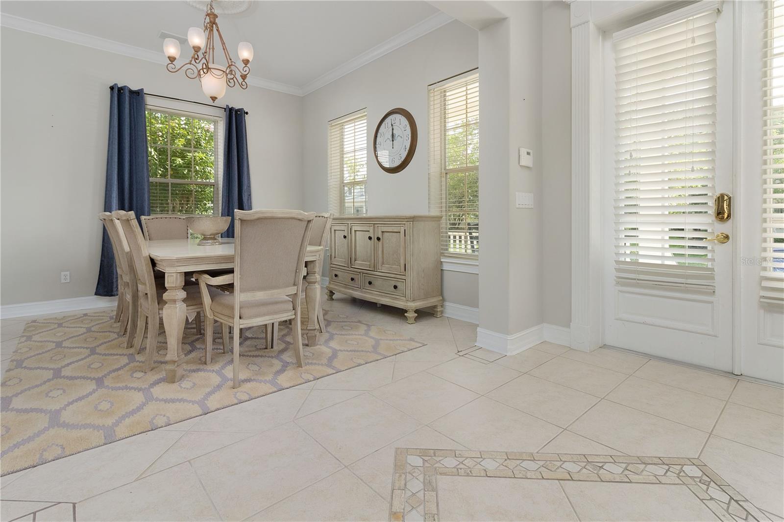 Listing photo id 12 for 216 Eastpark Drive