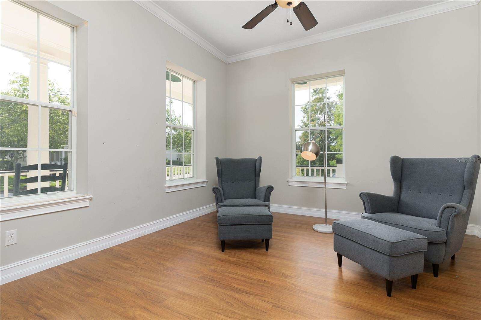 Listing photo id 15 for 216 Eastpark Drive